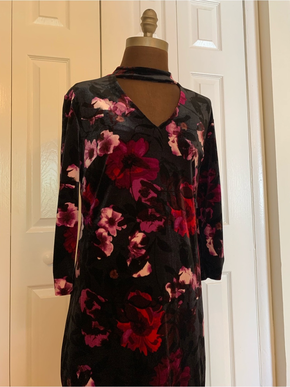 Roz & Ali Black Velvet Floral Long Sleeve Dress with Choker